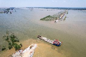 Work Begins Sealing Breach At Freshwater Lake - China