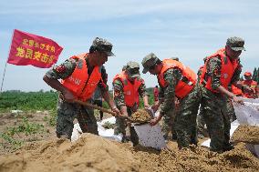 (SpotNews)CHINA-HUNAN-HUARONG-EMBANKMENT-PIPING (CN)