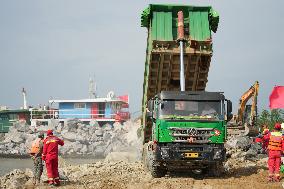 (SpotNews)CHINA-HUNAN-DONGTING LAKE-DIKE BREACH-BLOCKING (CN)