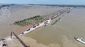 (SpotNews)CHINA-HUNAN-DONGTING LAKE-DIKE BREACH-BLOCKING (CN)