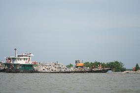 (SpotNews)CHINA-HUNAN-DONGTING LAKE-DIKE BREACH-BLOCKING (CN)