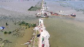 (SpotNews)CHINA-HUNAN-DONGTING LAKE-DIKE BREACH-BLOCKING (CN)