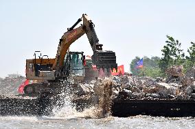 (SpotNews)CHINA-HUNAN-DONGTING LAKE-DIKE BREACH-BLOCKING (CN)