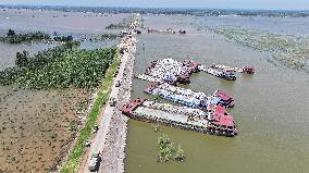 (SpotNews)CHINA-HUNAN-DONGTING LAKE-DIKE BREACH-BLOCKING (CN)