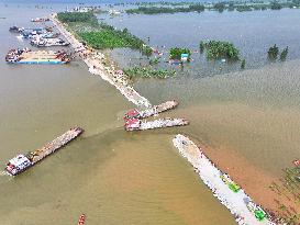 Work Begins Sealing Breach At Freshwater Lake - China