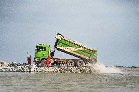 Work Begins Sealing Breach At Freshwater Lake - China