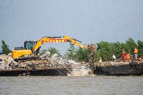 Work Begins Sealing Breach At Freshwater Lake - China