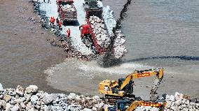 Work Begins Sealing Breach At Freshwater Lake - China