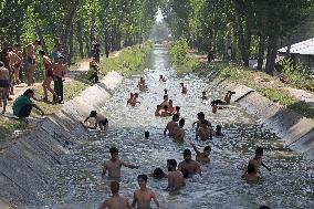 Hot Weather Continues In Kashmir