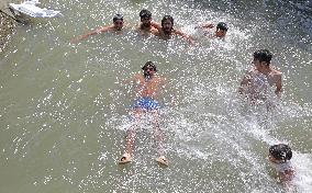 Hot Weather Continues In Kashmir