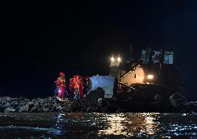 PhotoFlash | China seals dike breach at its second-largest freshwater lake