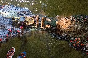 PhotoFlash | China seals dike breach at its second-largest freshwater lake