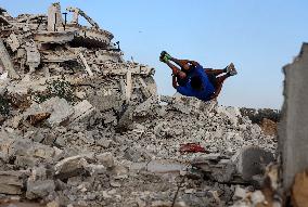 Parkour in Gaza Among Ruins of Bombed Building Amid Hamas-Israel Conflict