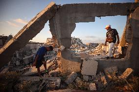 Parkour in Gaza Among Ruins of Bombed Building Amid Hamas-Israel Conflict