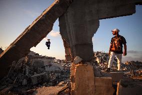 Parkour in Gaza Among Ruins of Bombed Building Amid Hamas-Israel Conflict