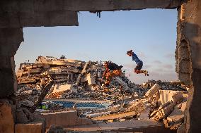 Parkour in Gaza Among Ruins of Bombed Building Amid Hamas-Israel Conflict