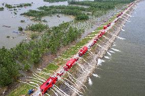 (SpotNews)CHINA-HUNAN-DONGTING LAKE-FLOODWATER-DRAINAGE (CN)