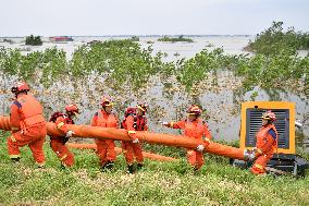 (SpotNews)CHINA-HUNAN-DONGTING LAKE-FLOODWATER-DRAINAGE (CN)