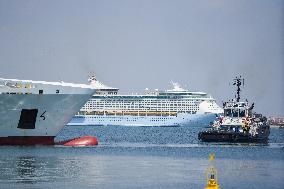 The First Passengers Evacuated From The 'Tenacia' Arrive - Valencia