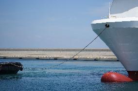 The First Passengers Evacuated From The 'Tenacia' Arrive - Valencia