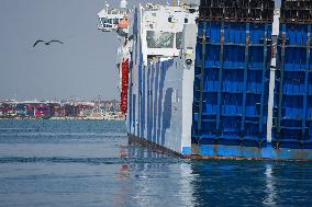 The First Passengers Evacuated From The 'Tenacia' Arrive - Valencia