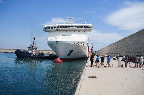 The First Passengers Evacuated From The 'Tenacia' Arrive - Valencia