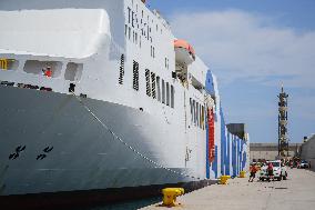 The First Passengers Evacuated From The 'Tenacia' Arrive - Valencia