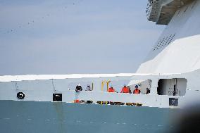 The First Passengers Evacuated From The 'Tenacia' Arrive - Valencia