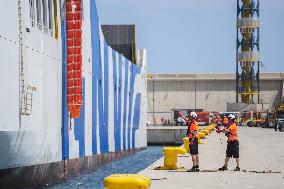 The First Passengers Evacuated From The 'Tenacia' Arrive - Valencia