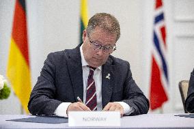 Signing of a sea mine cooperative agreement at the NATO summit