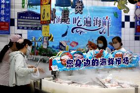 Customers Shop at A Supermarket in Zaozhuang