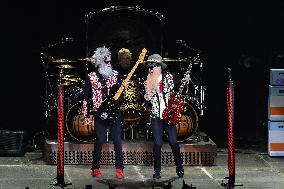 ZZ Top Performs - Paris