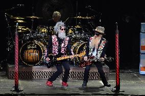 ZZ Top Performs - Paris