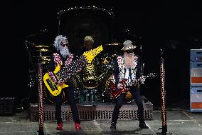 ZZ Top Performs - Paris