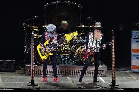 ZZ Top Performs - Paris