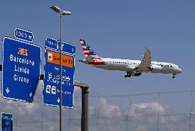 Diverse aircraft landing