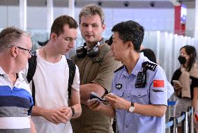 "Laowai" in China | China sees surge of foreign travelers following transit visa-free policies