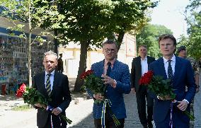 Ukrainian and Dutch FMs pay tribute to late Ukrainian soldiers in Kyiv