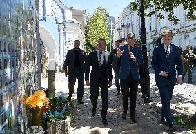 Ukrainian and Dutch FMs pay tribute to late Ukrainian soldiers in Kyiv