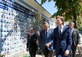 Ukrainian and Dutch FMs pay tribute to late Ukrainian soldiers in Kyiv