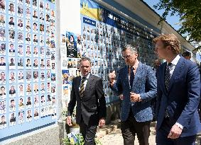 Ukrainian and Dutch FMs pay tribute to late Ukrainian soldiers in Kyiv