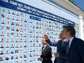 Ukrainian and Dutch FMs pay tribute to late Ukrainian soldiers in Kyiv