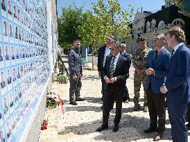 Ukrainian and Dutch FMs pay tribute to late Ukrainian soldiers in Kyiv