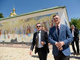 Ukrainian and Dutch FMs pay tribute to late Ukrainian soldiers in Kyiv