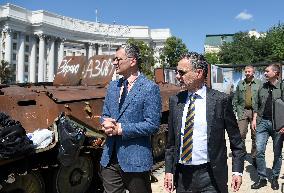 Ukrainian and Dutch FMs pay tribute to late Ukrainian soldiers in Kyiv