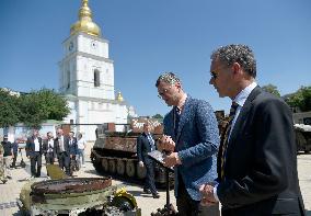 Ukrainian and Dutch FMs pay tribute to late Ukrainian soldiers in Kyiv