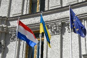 Ukrainian and Dutch FMs pay tribute to late Ukrainian soldiers in Kyiv