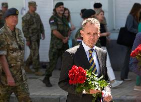 Ukrainian and Dutch FMs pay tribute to late Ukrainian soldiers in Kyiv