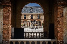 Dinosaur Skeleton On Display - Dampierre-en-Yvelines