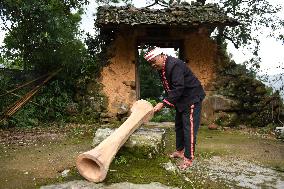 EnchantingGuangxi | Villagers still enchanted by yellow mud drums in S China's Guangxi